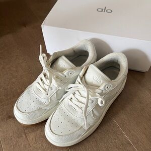 ALO Yoga recovery mode sneakers white